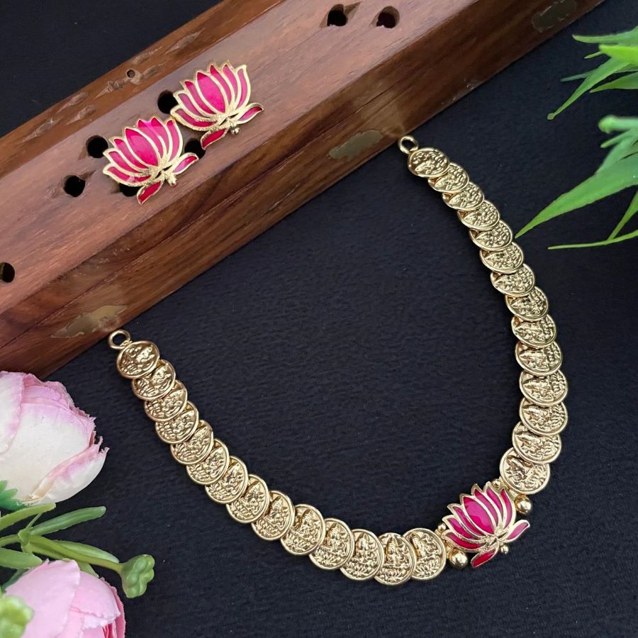  ANTIQUE GOLD LAKSHMI KASU COIN WITH LOTUS [RUBY]