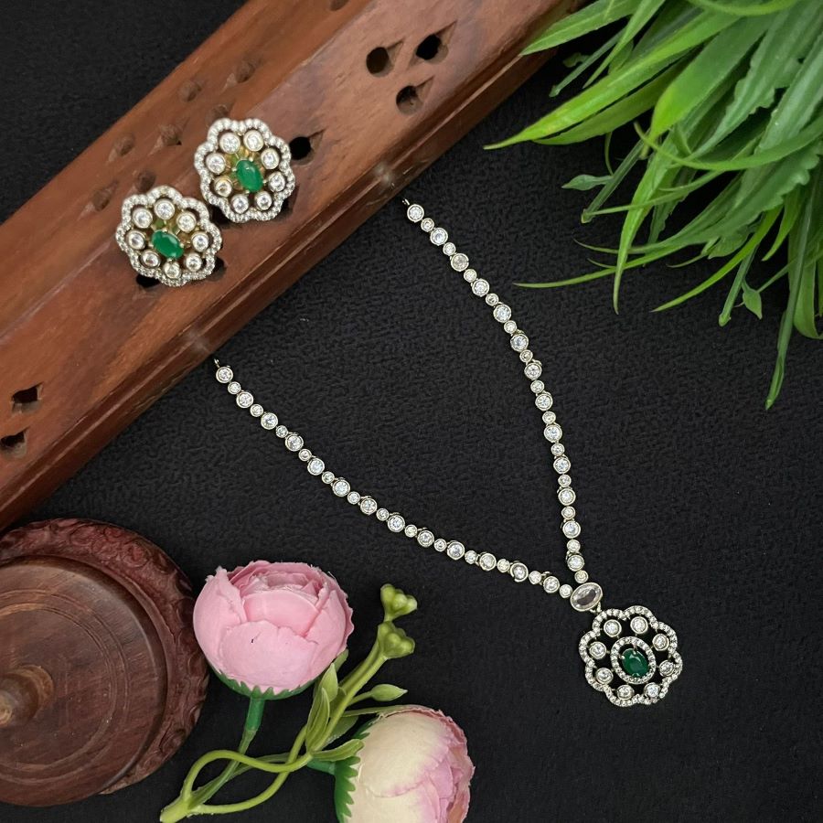 VICTORIAN GREEN PATTERN NECKLACE 