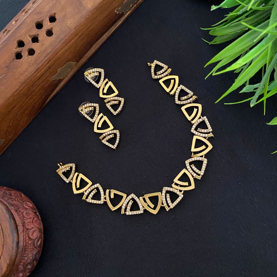 TRIANGLE PATTERN STONE NECKLACE 