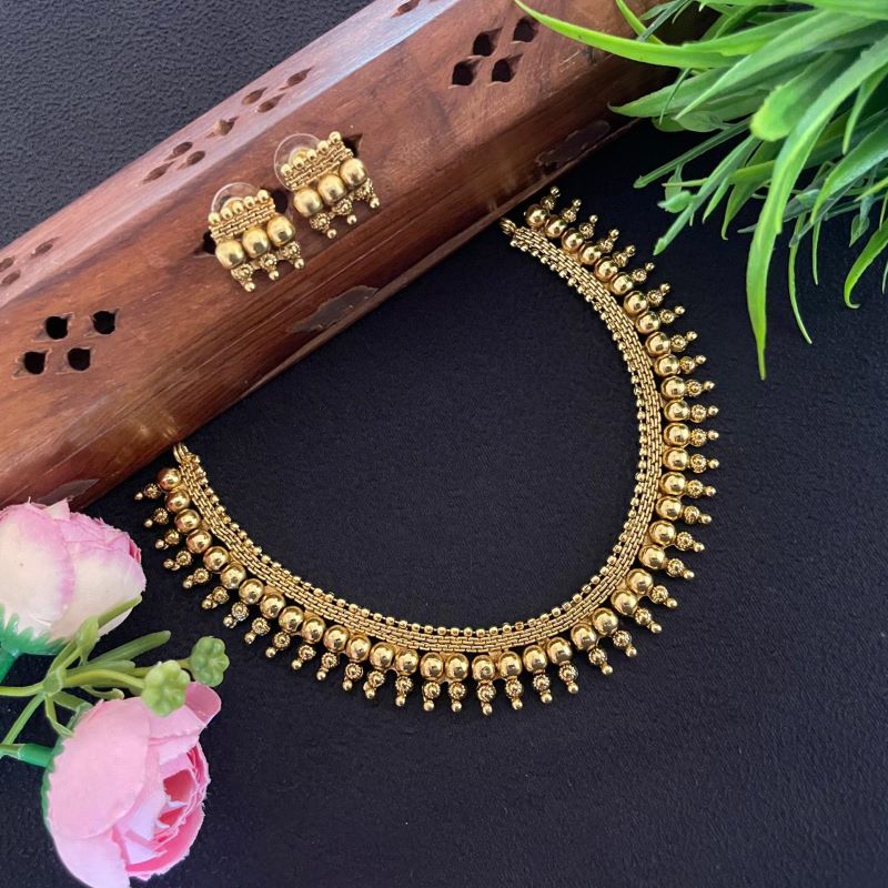 ANTTIQUE GOLD NECKLACE WITH STuD