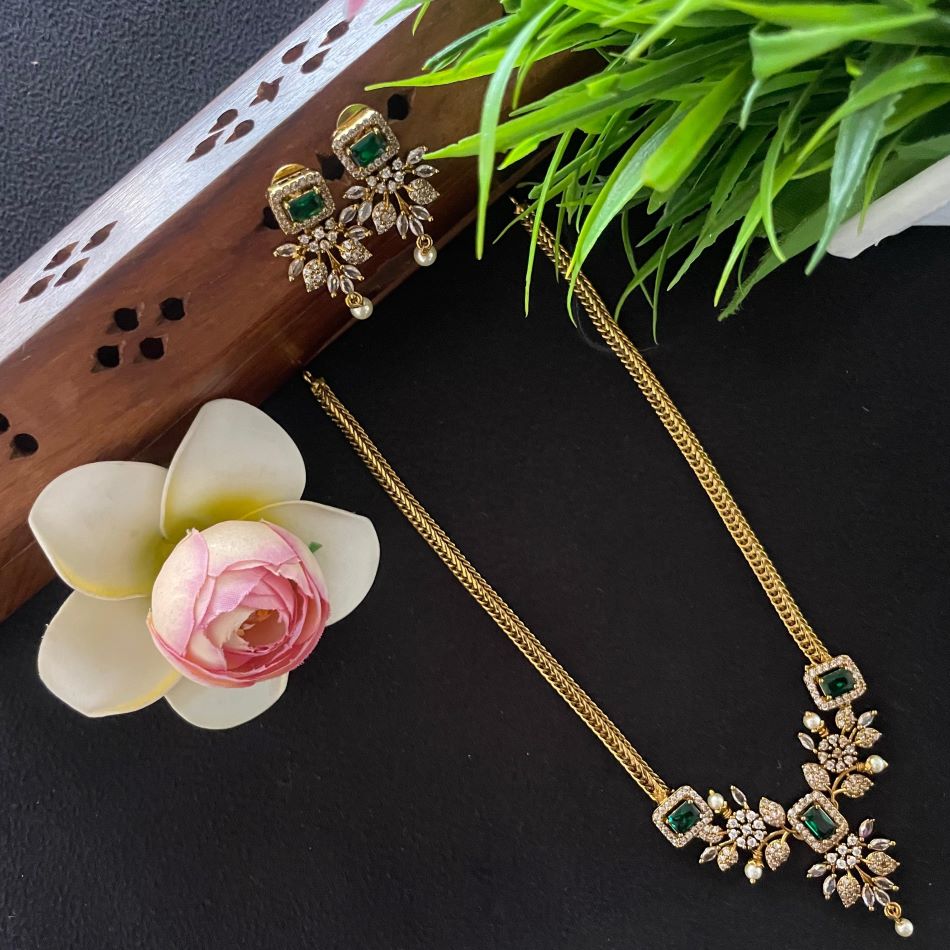 ATTGAI WITH GREEN FLORAL PEARLS NECKLACE 