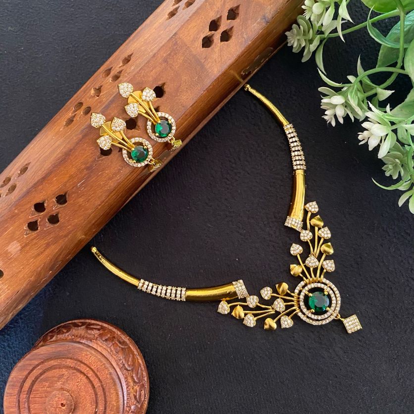 VICTORIAN GREEN LEAFY NECKALCE 