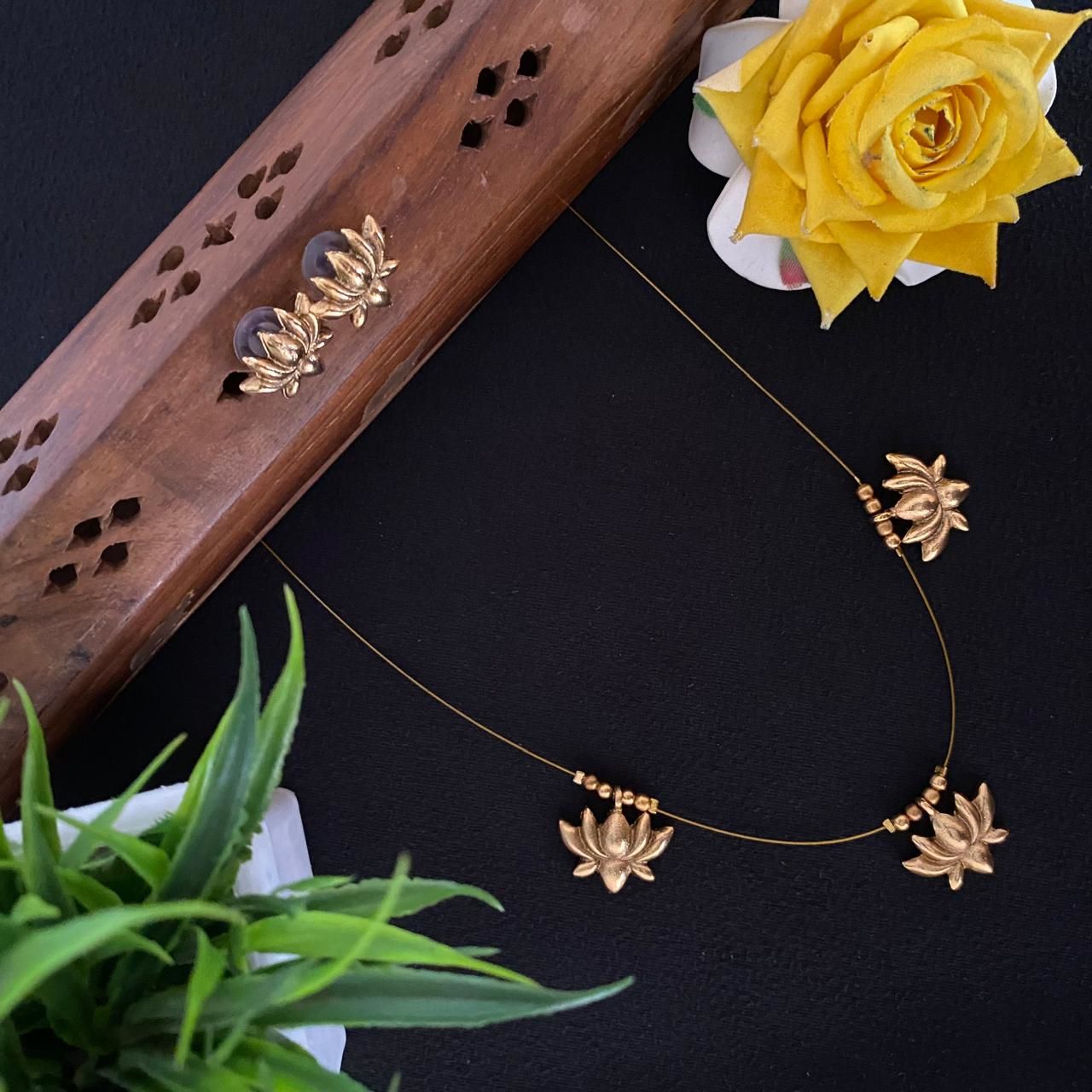 INVISIBLE LOTUS NECKLACE 